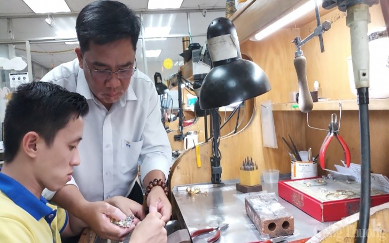 NGHỆ NHÂN KIM HOÀN TRẦN NGỌC NGÂN VŨ: CÓ "SAY" NGHỀ THÌ NGHIỆP MỚI "PHÁT" ĐƯỢC