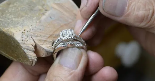 thợ kim hoàn đính kim cương lên nhẫn