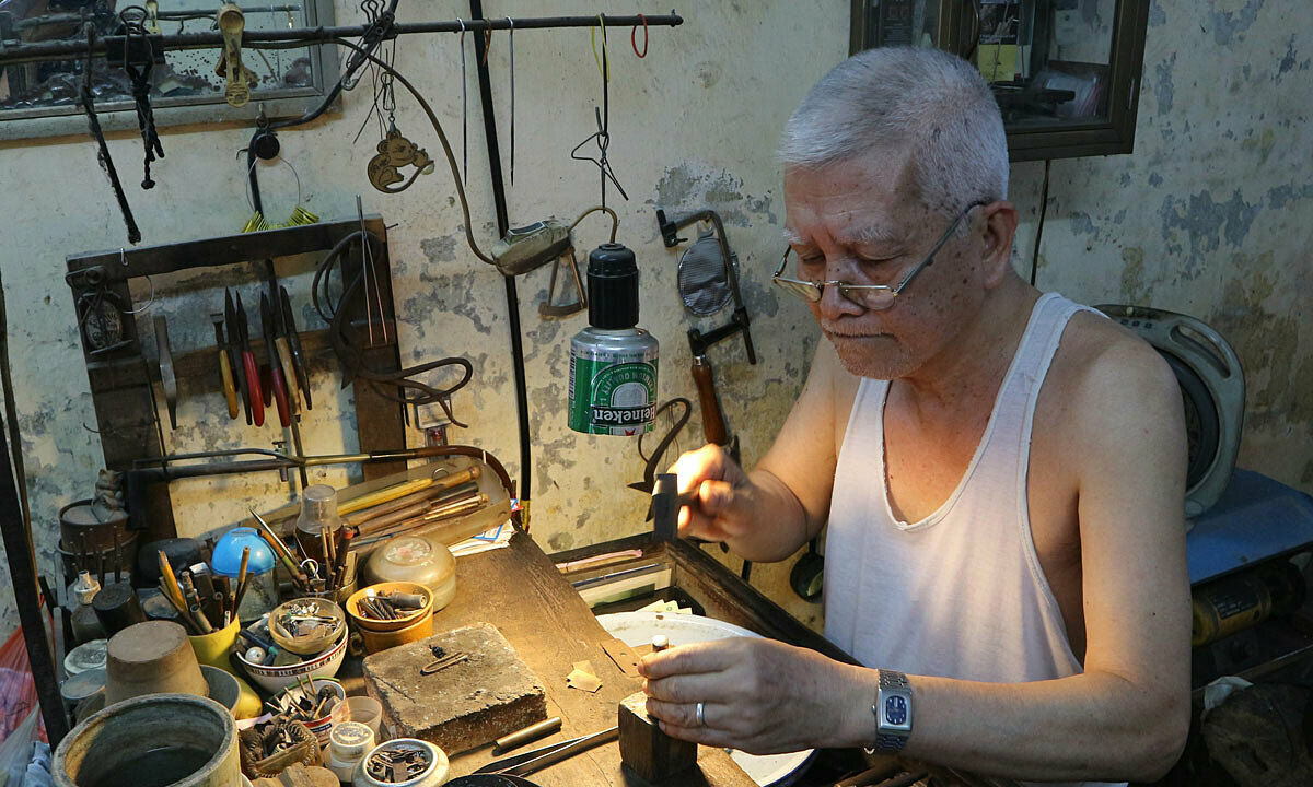 Thợ kim hoàn thủ công