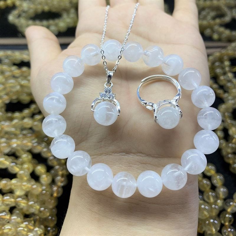 thạch anh trắng cho mệnh Kim và mệnh Thủy