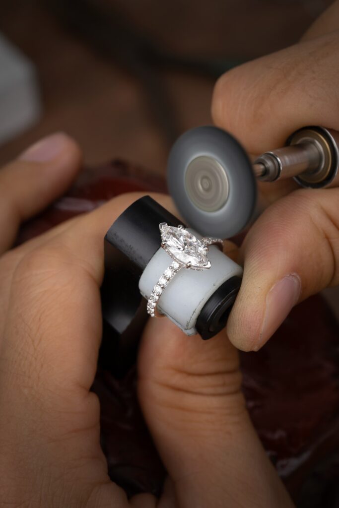 Thợ kim hoàn là gì? Lương của thợ kim hoàn là bao nhiêu?