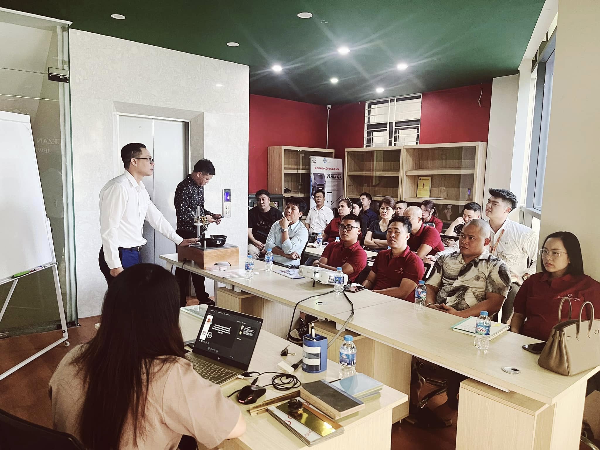 Học Nghề Kim Hoàn: Nên Học Việc Hay Chính Quy?