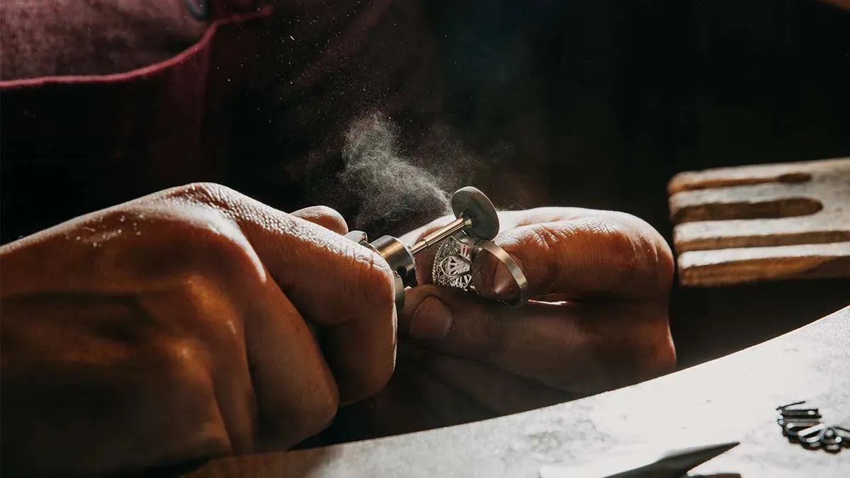 Học Nghề Kim Hoàn Miễn Phí: Sự Thật và Rủi Ro