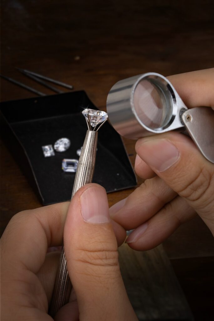 Thợ kim hoàn là gì? Lương của thợ kim hoàn là bao nhiêu?