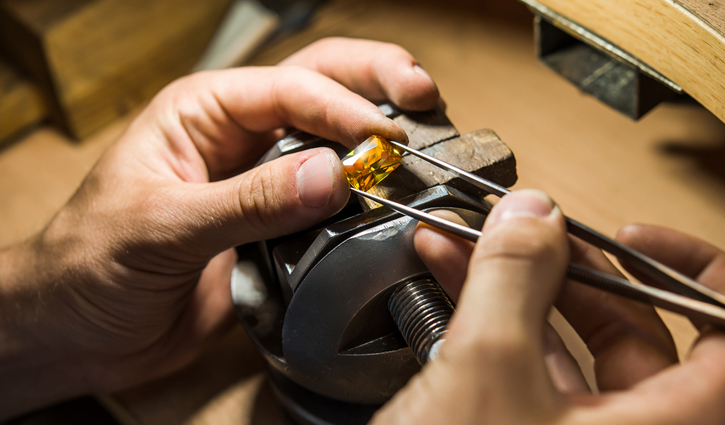 Học Kim Hoàn Đá Quý: Nhận Biết, Phân Loại và Gắn Đá