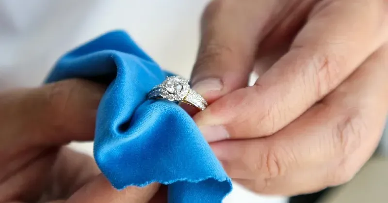 vệ sinh trang sức hàng ngày