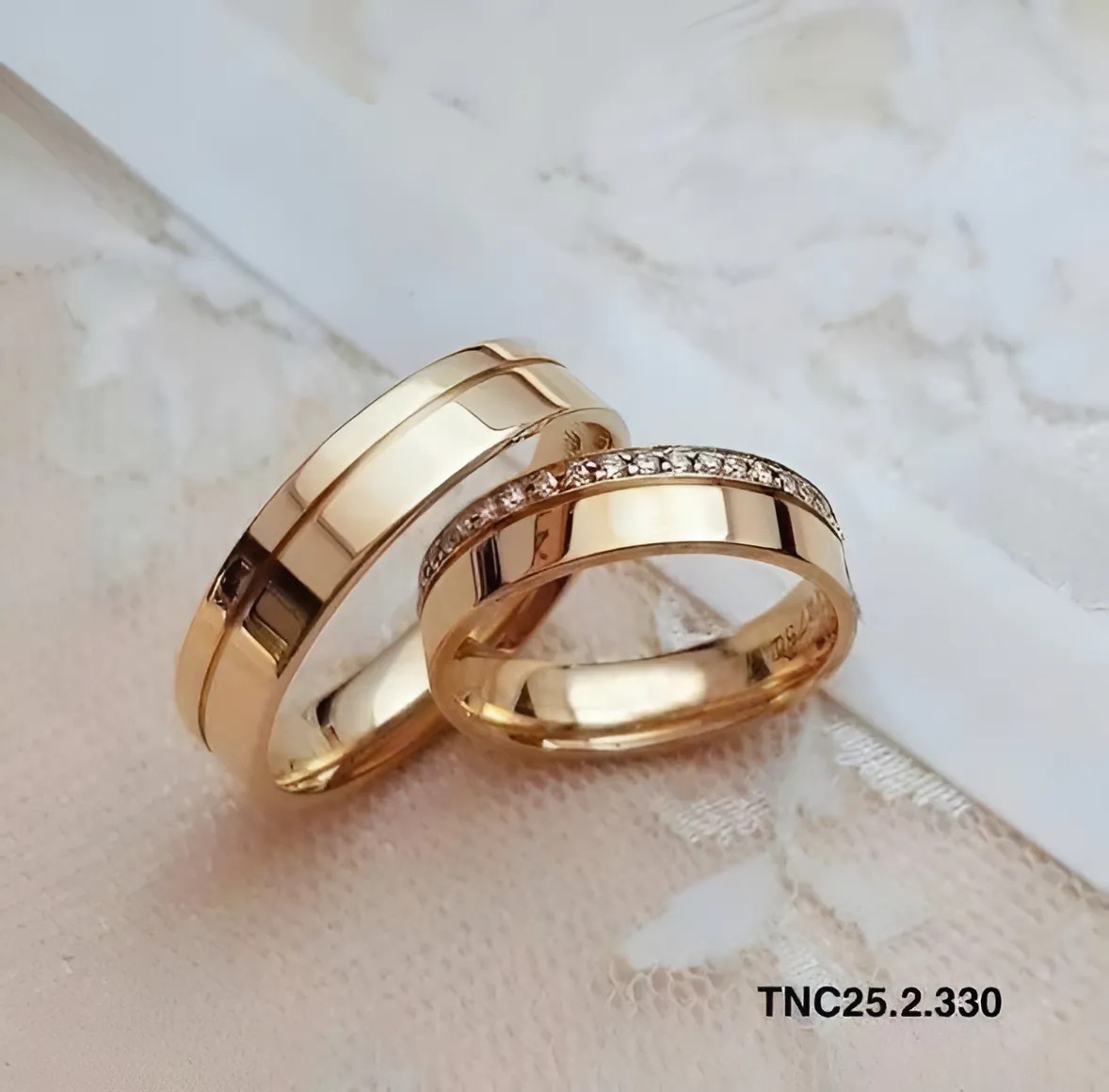 cặp nhẫn cưới được phủ vàng